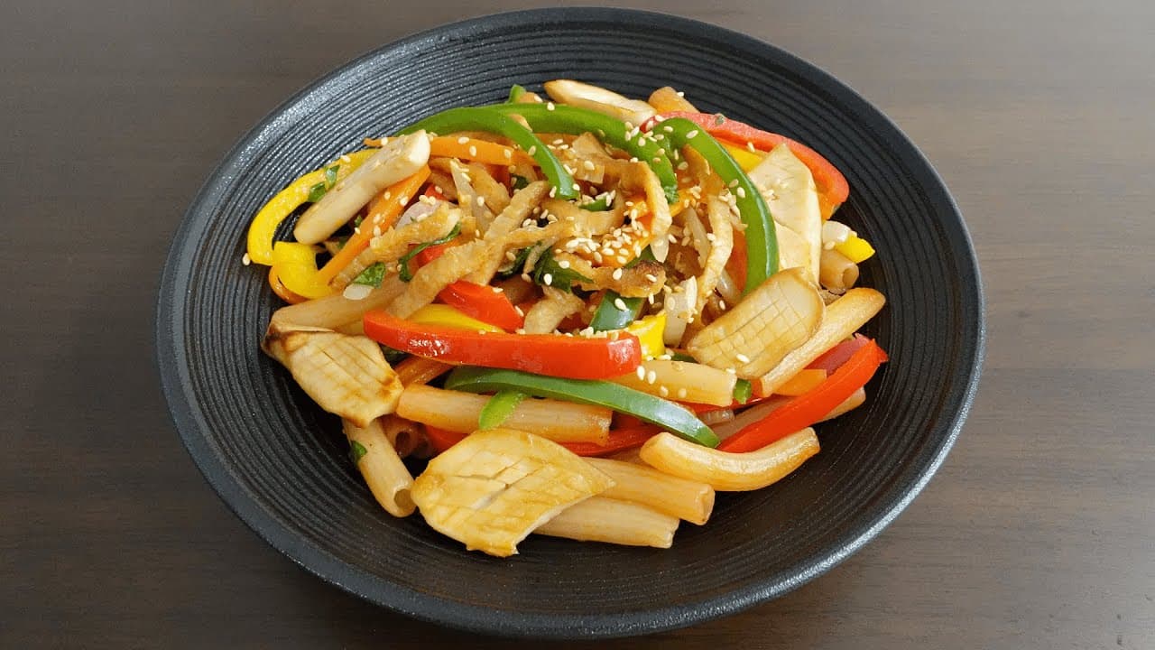 Nui xào ngũ sắc chay