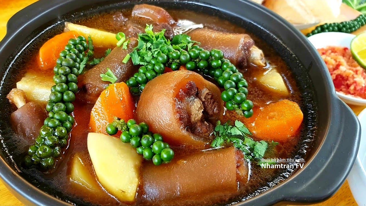 Đuôi bò hầm tiêu xanh
