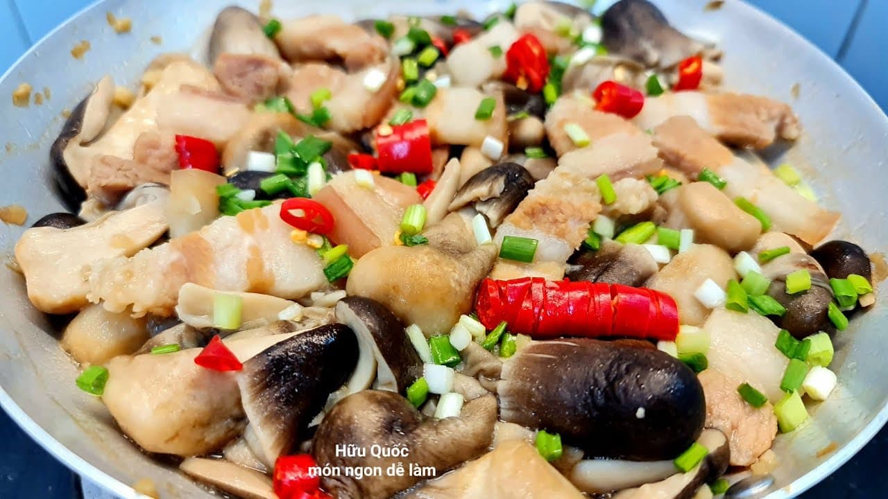 Ba Rọi Kho Nấm Rơm