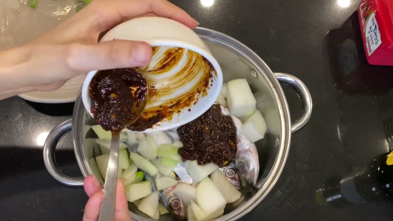 Cá nục kho củ cải