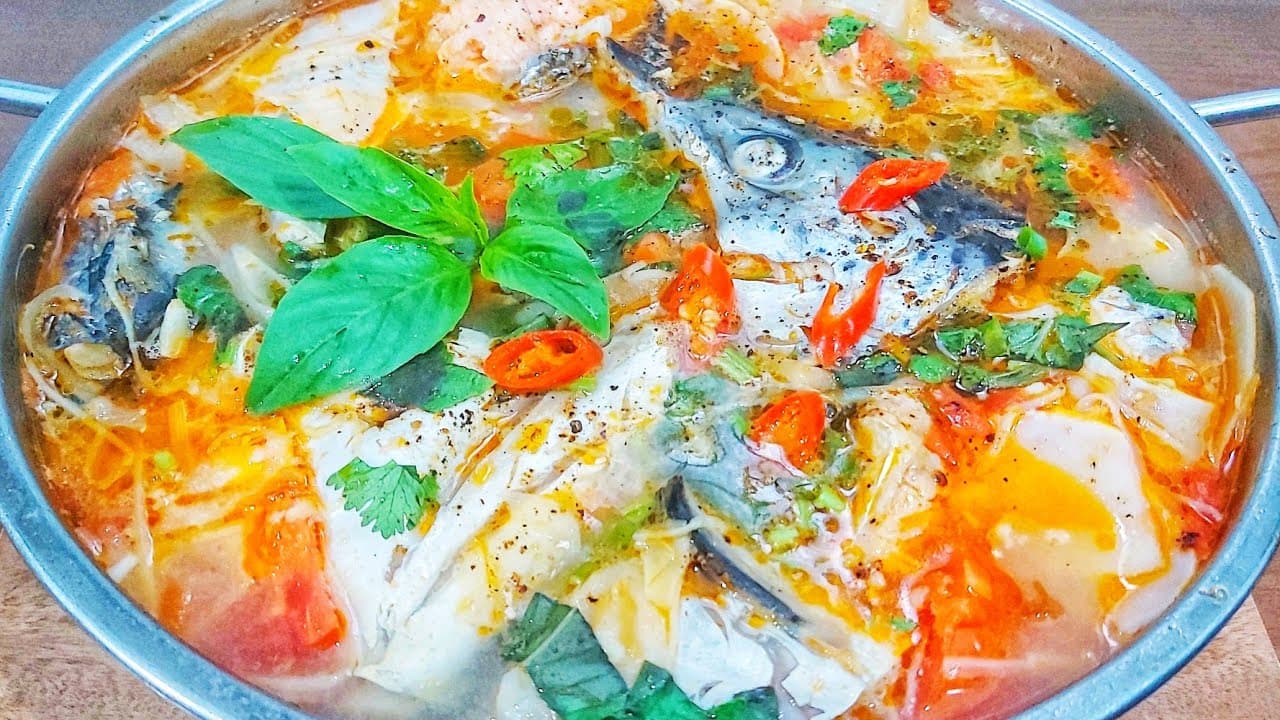 Lẩu Đầu Cá Hồi Nấu Măng Chua