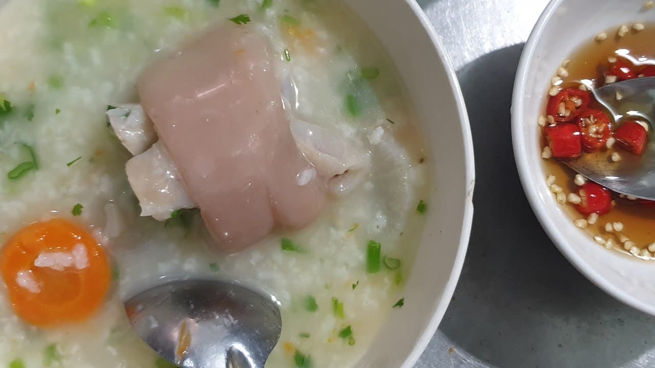 Cháo Giò Heo Nấm Rơm