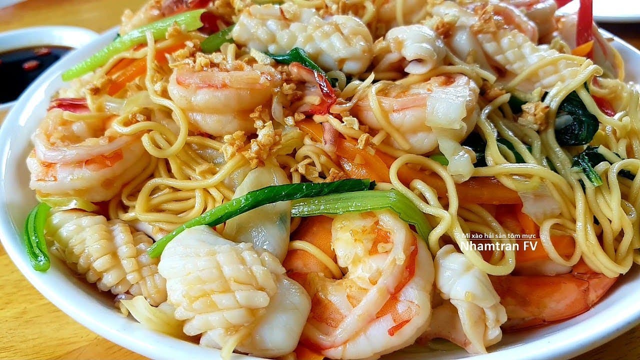 Mì trứng xào mực