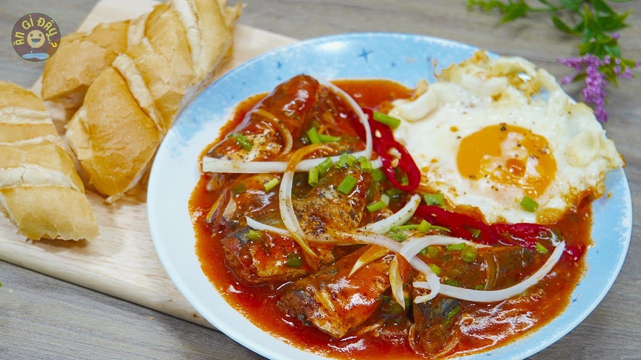 Cá mòi sốt cà chua ăn kèm bánh mì