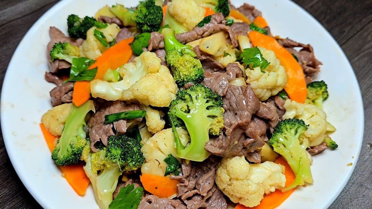 Thịt bò xào hành tây, bông cải xanh, cà rốt