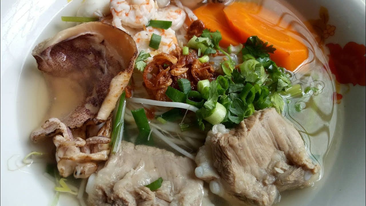 Hủ tiếu mềm sườn heo hải sản