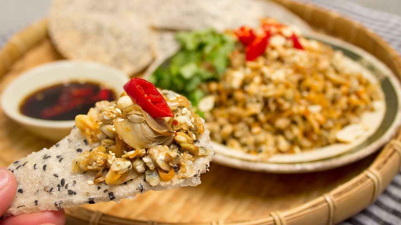 Hến xúc bánh đa