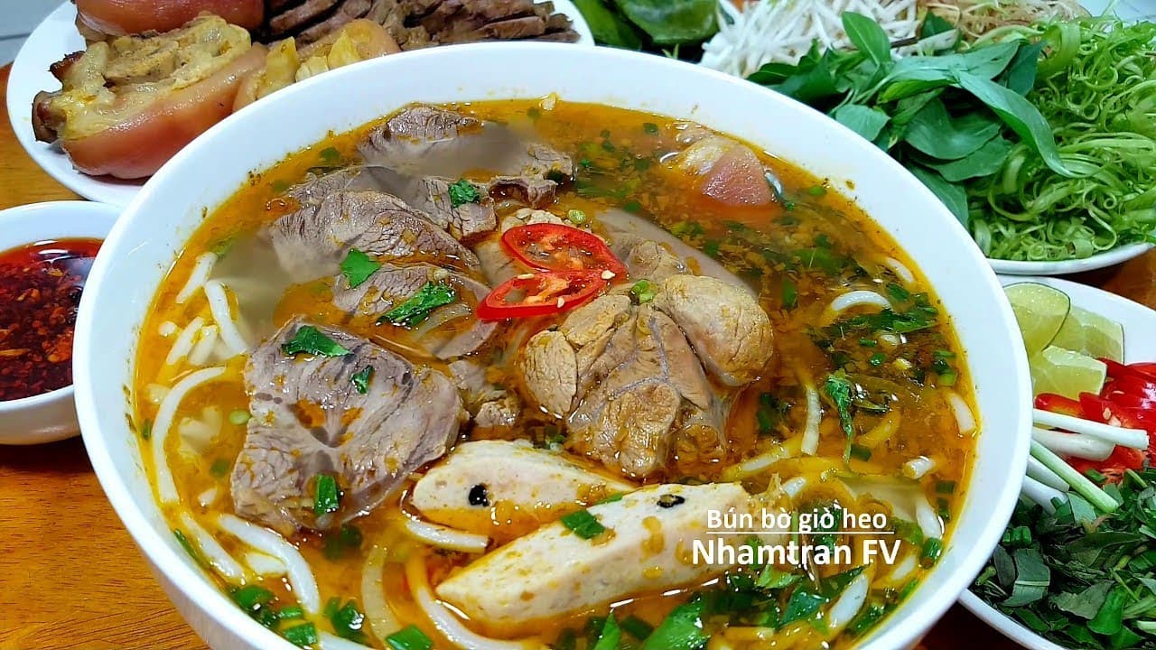 Bún bò tái giò heo
