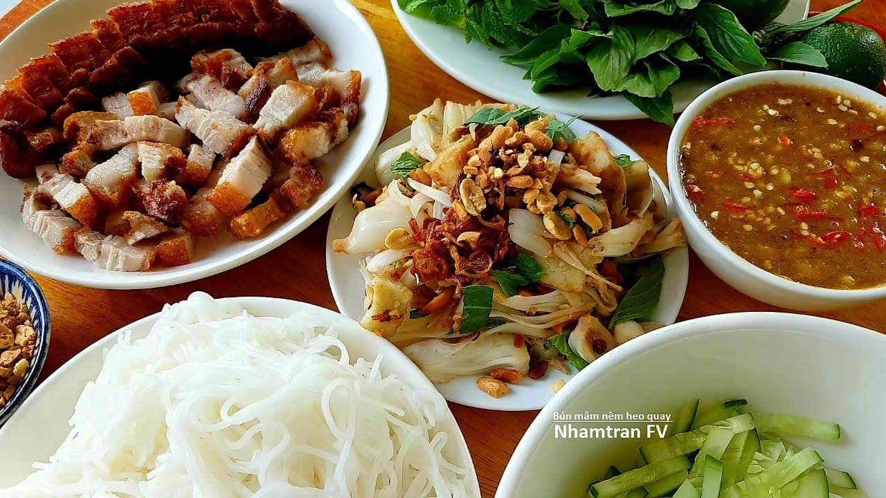 Bún mắm nêm heo quay