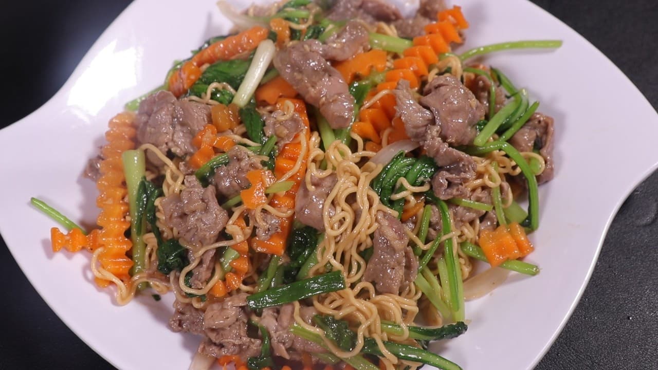 Mì tôm xào thịt bò rau cải